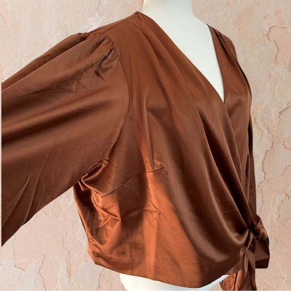 NWT Maree Pour Toi Bishop Sleeve Wrap Top Blouse Metallic Satin Brown Size 26 - Picture 5 of 12
